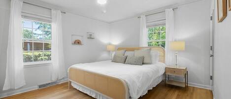 4 bedrooms, desk, free WiFi, bed sheets