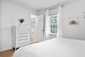 Schreibtisch, Reisekinderbett, WLAN