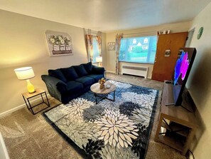 TV - Cincy Furnished Stays Cheerful Bright Apartment 9 minutes to Dwntwn (Cincinnati)