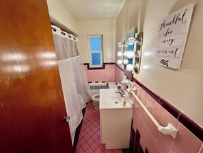 Shower, hair dryer - Cincy Furnished Stays Cheerful Bright Apartment 9 minutes to Dwntwn (Cincinnati)