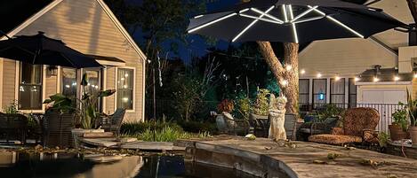 Una piscina al aire libre, una piscina climatizada