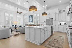 ثلاجة، ميكروويف، فرن، موقد طهي مسطح