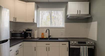 Newly Renovated Private 2 bed with 1 bath Getaway