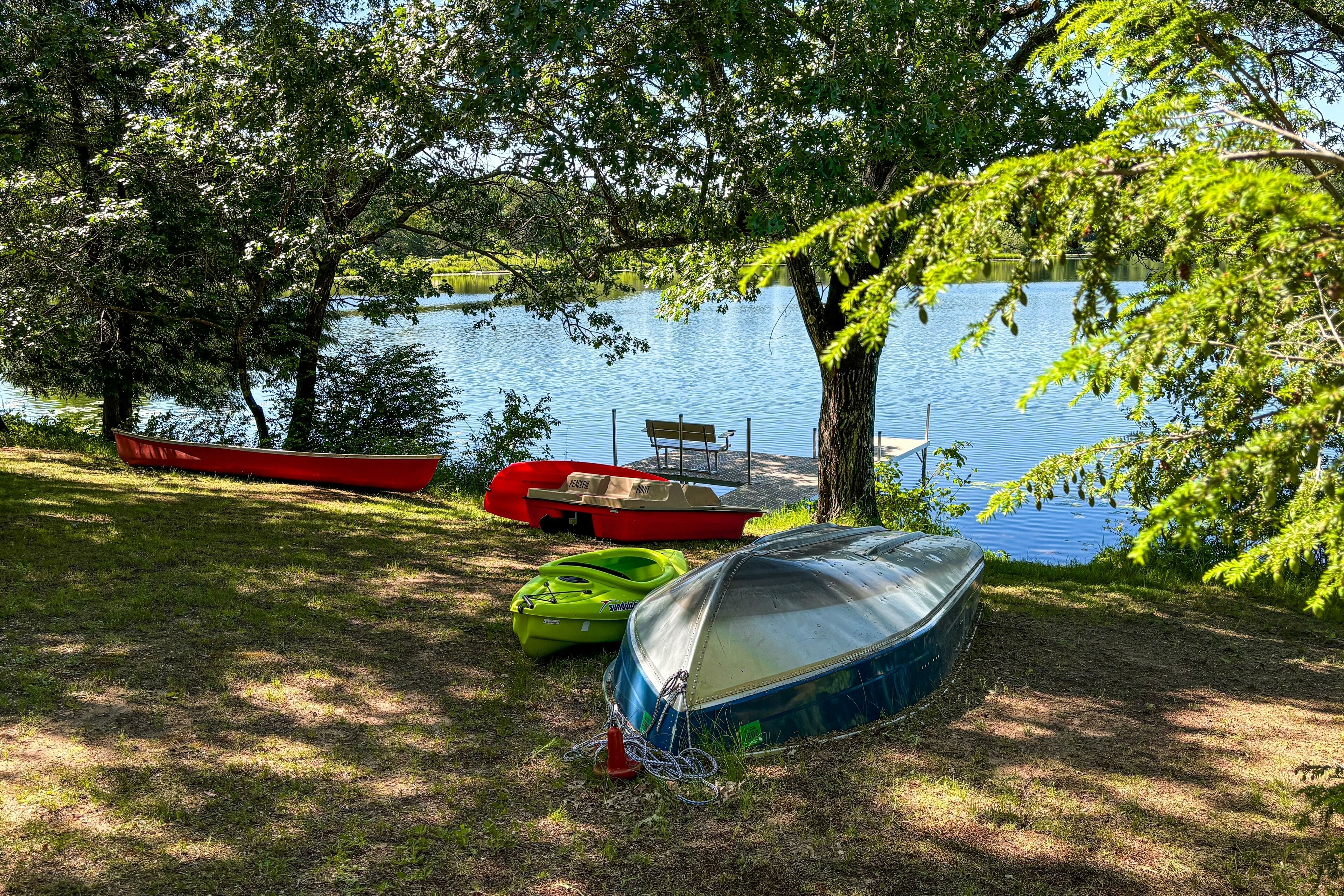 Waterfront lake house with dock, gazebo, kayaks, firepit, & central AC