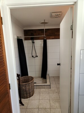 Shower, towels, soap, toilet paper - Gourmet Kitchen,swimming pool,Games rooms.Outdoor area with BBQ and table (South Grafton)