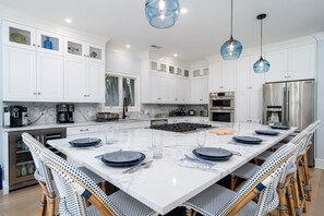 雪櫃、微波爐、焗爐、爐具