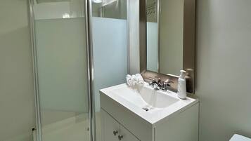 Een douche, een haardroger, handdoeken, zeep