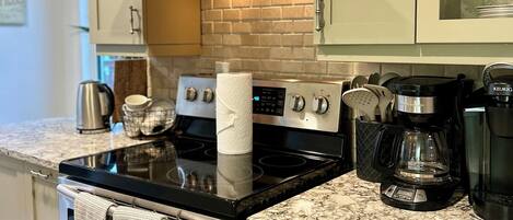 Een koelkast, een magnetron, een oven, een kookplaat