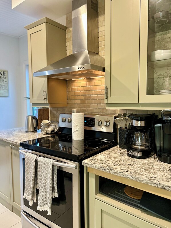 Frigorífic, microones, forn i placa de cuina 