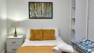 5 slaapkamers, een strijkplank/strijkijzer, reisbedje, wifi