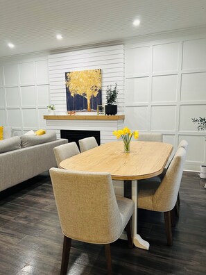 Dining - Lovelyhome•Near BU•With TreeHouse•Ideal for group stays (Brandon)