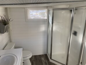 Dusche, Haartrockner, Handtücher, Seife