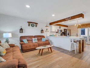 Smart TV - Grayson by the Sea, Walk to Beach, Pool Access (Tybee Island)