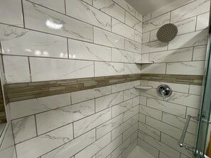 Bruser, hårtørrer, håndklæder, Toiletpapir