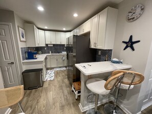 ثلاجة، ميكروويف، فرن، موقد طهي مسطح