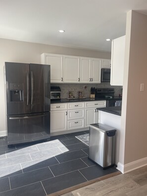 Een koelkast, een microgolfoven, een oven, een kookplaat