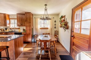 Dining - The Bartlett Nook/ HOT TUB/ 3-BEDROOM/ 4 BEDS/ CLOSE TO LU (Lynchburg)