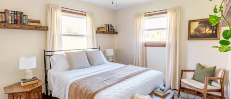3 habitaciones, tabla de planchar con plancha y cuna de viaje