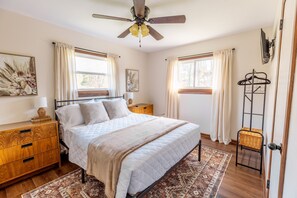3 bedrooms, iron/ironing board, travel cot, free WiFi - The Bartlett Nook/ HOT TUB/ 3-BEDROOM/ 4 BEDS/ CLOSE TO LU (Lynchburg)