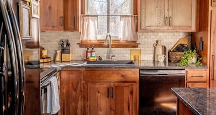 The Bartlett Nook/ HOT TUB/ 3-BEDROOM/ 4 BEDS/ CLOSE TO LU