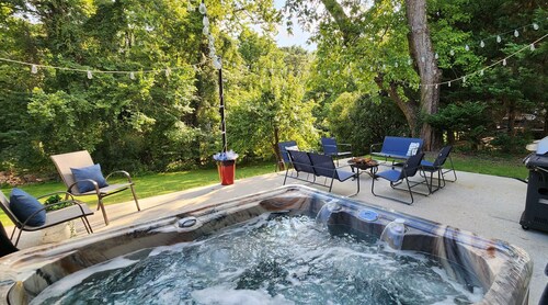 The Bartlett Nook/ HOT TUB/ 3-BEDROOM/ 4 BEDS/ CLOSE TO LU
