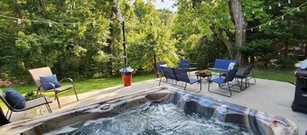 The Bartlett Nook/ HOT TUB/ 3-BEDROOM/ 4 BEDS/ CLOSE TO LU