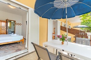 2 bedrooms, free WiFi, bed sheets, wheelchair access - Apartment '4' with Sea View, Wi-Fi and Air Conditioning (Corfu)