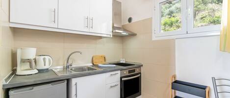 Kylskåp, ugn, spishäll och kaffe- och tebryggare