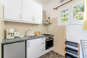 Fridge, oven, stovetop, coffee/tea maker - Apartment '4' with Sea View, Wi-Fi and Air Conditioning (Corfu)
