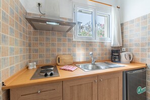 Fridge, oven, stovetop, coffee/tea maker