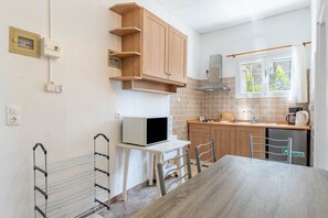 Een koelkast, een oven, een kookplaat, een koffiezetapparaat/waterkoker