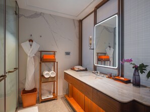 Habitación Deluxe | Baño | Secador de pelo, albornoces, zapatillas y toallas