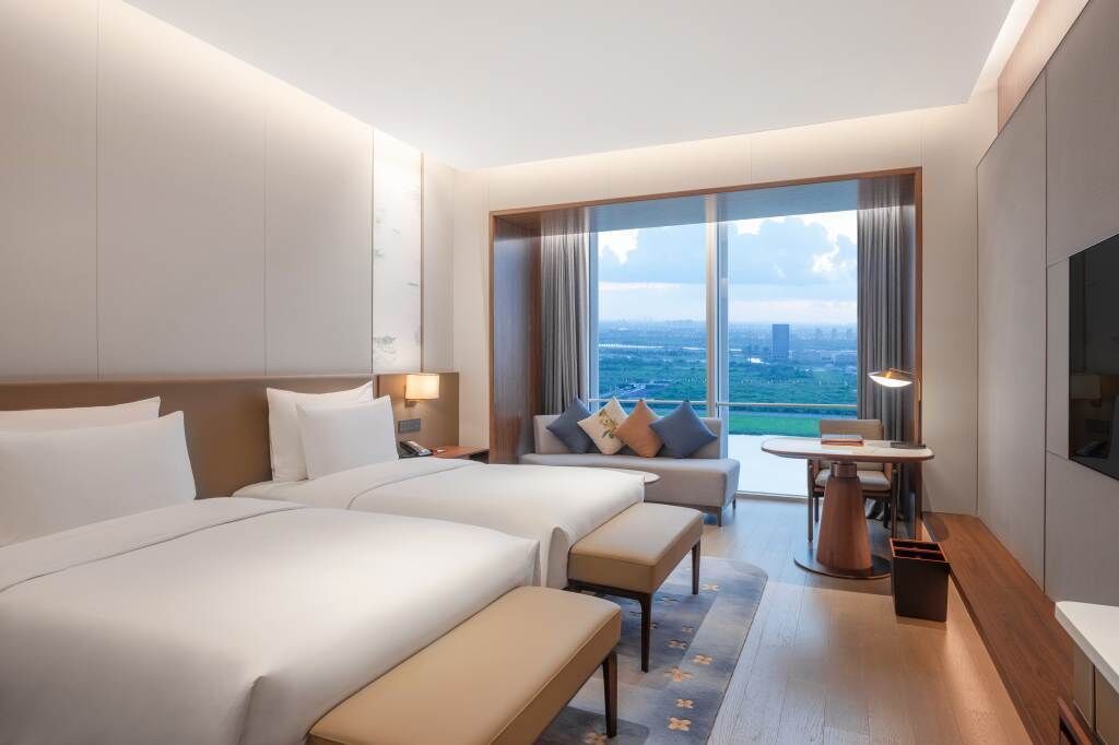 ميني بار وخزنة داخل الغرفة ومساحة عمل للكمبيوتر المحمول وستائر تعتيم