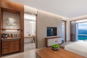 Minibar y caja de seguridad en la habitación 