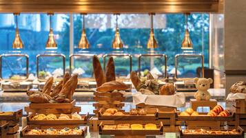 Daily buffet breakfast (CNY 138 per person)