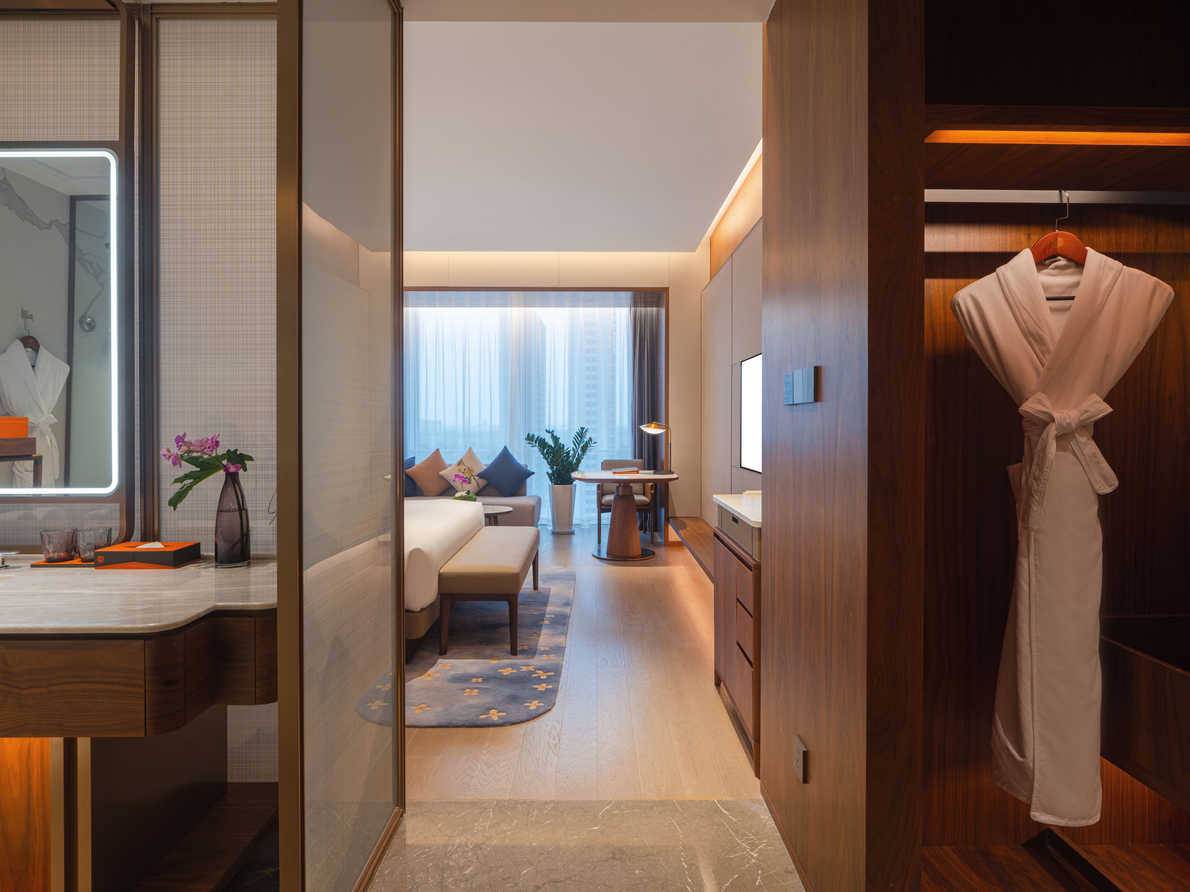 Deluxe King Room | Minibar, in-room safe, laptop workspace, blackout drapes