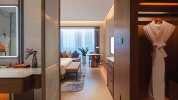 Phòng Deluxe | Minibar, két bảo mật tại phòng, khu vực làm việc phù hợp cho laptop