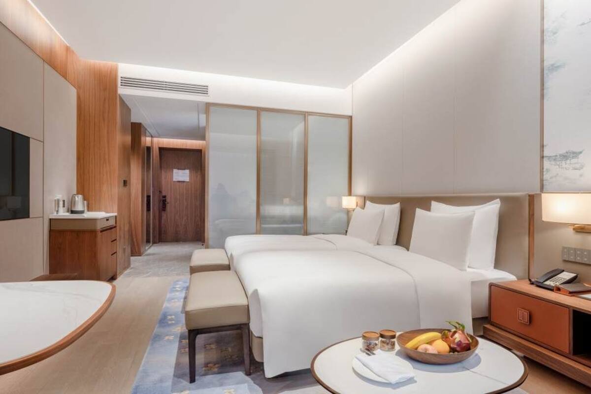 Superior-rum - 1 sovrum - sjöutsikt | Minibar, värdeförvaringsskåp på rummet och arbetsyta för laptop