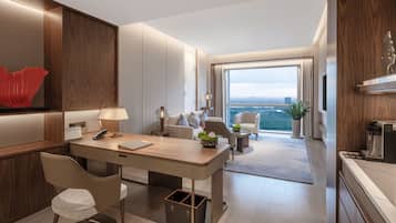 Deluxe Suite | Minibar, in-room safe, laptop workspace, blackout drapes