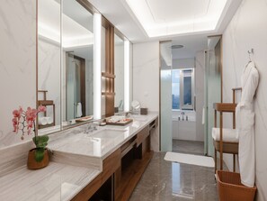 Een douche, een regendouche, een haardroger, pantoffels
