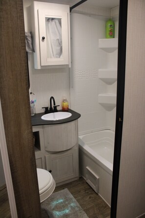 Dusche, Handtücher, Seife, Toilettenpapier