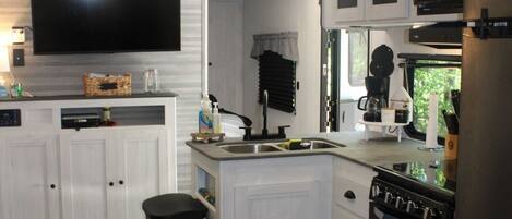 Réfrigérateur, micro-ondes, four, plaque de cuisson