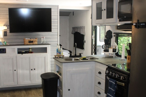 Réfrigérateur, micro-ondes, four, plaque de cuisson