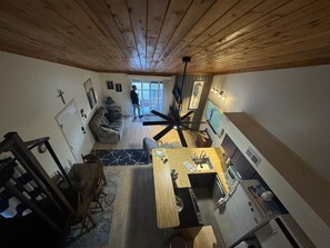 Smart TV, chimenea y libros 