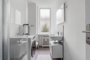 Sèche-cheveux, serviettes fournies