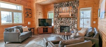 Tranquil Woodsy Getaway in Leelanau Peninsula - Golf, Wineries, Hiking, Beaches!