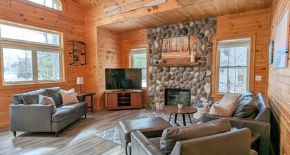 Tranquil Woodsy Getaway in Leelanau Peninsula - Golf, Wineries, Hiking, Beaches!
