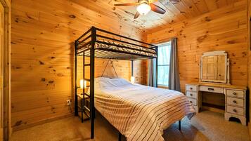 3 bedrooms, desk, travel crib, WiFi