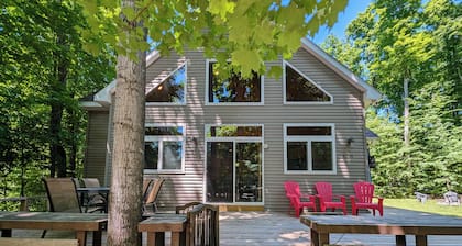Tranquil Woodsy Getaway in Leelanau Peninsula - Golf, Wineries, Hiking, Beaches!