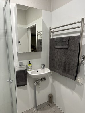 Douche, sĂšche-cheveux, serviettes fournies, papier toilette